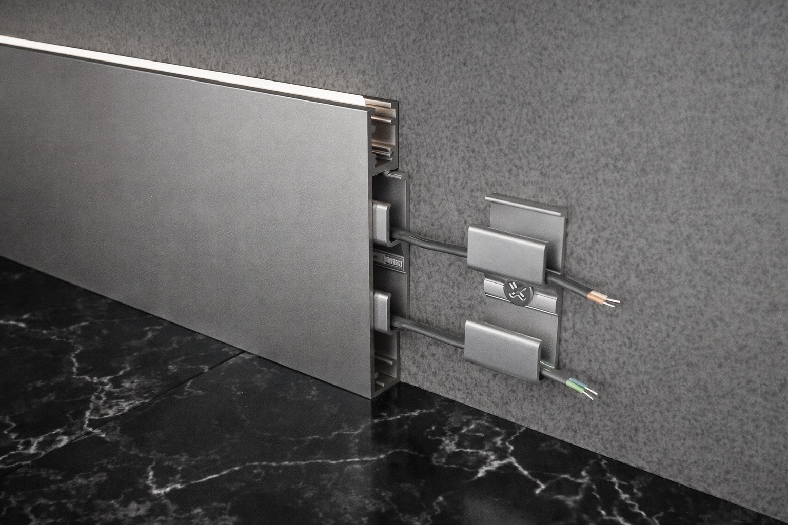 Алюминиевый плинтус Fezard ALP-C60-LA