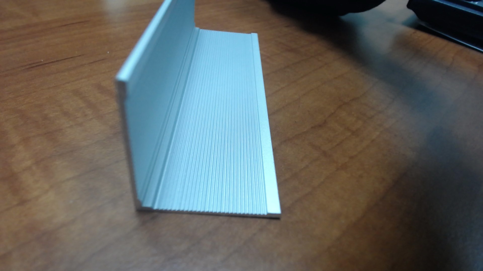 Уголок алюминиевый анодированный Fezard AL-V