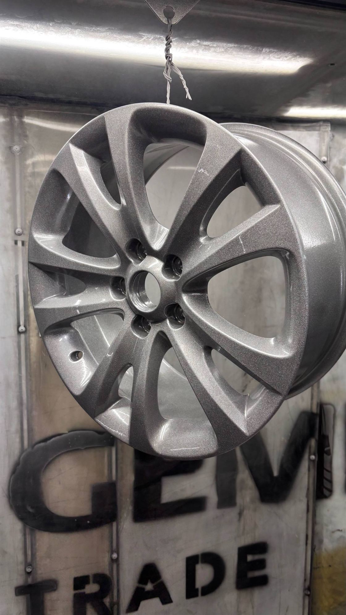 Металлический оттенок колесного диска